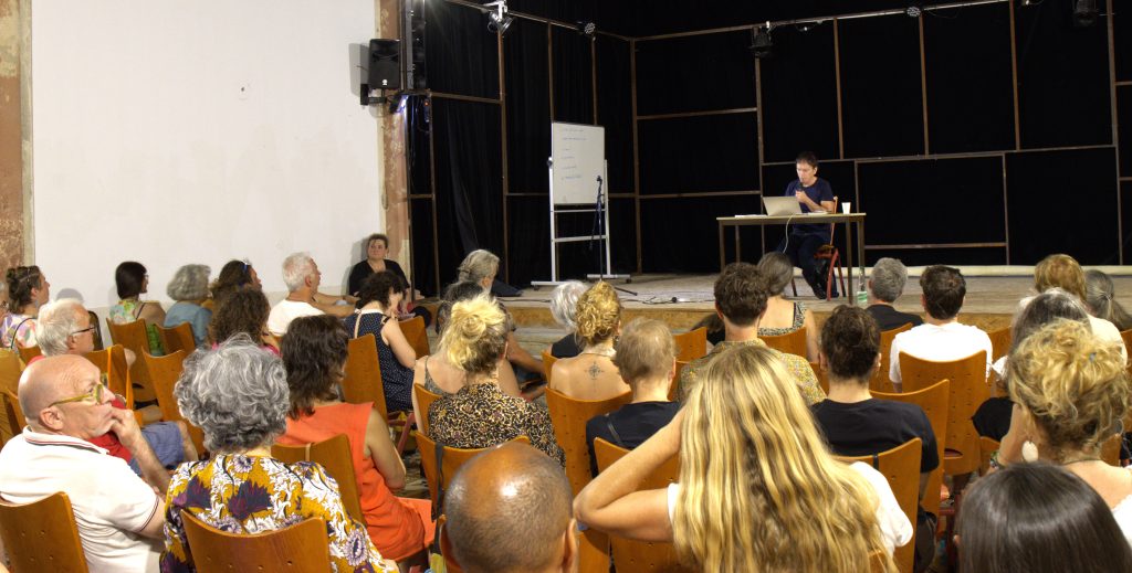 Public assistant à une conférence sur le trauma collectif à Marseille